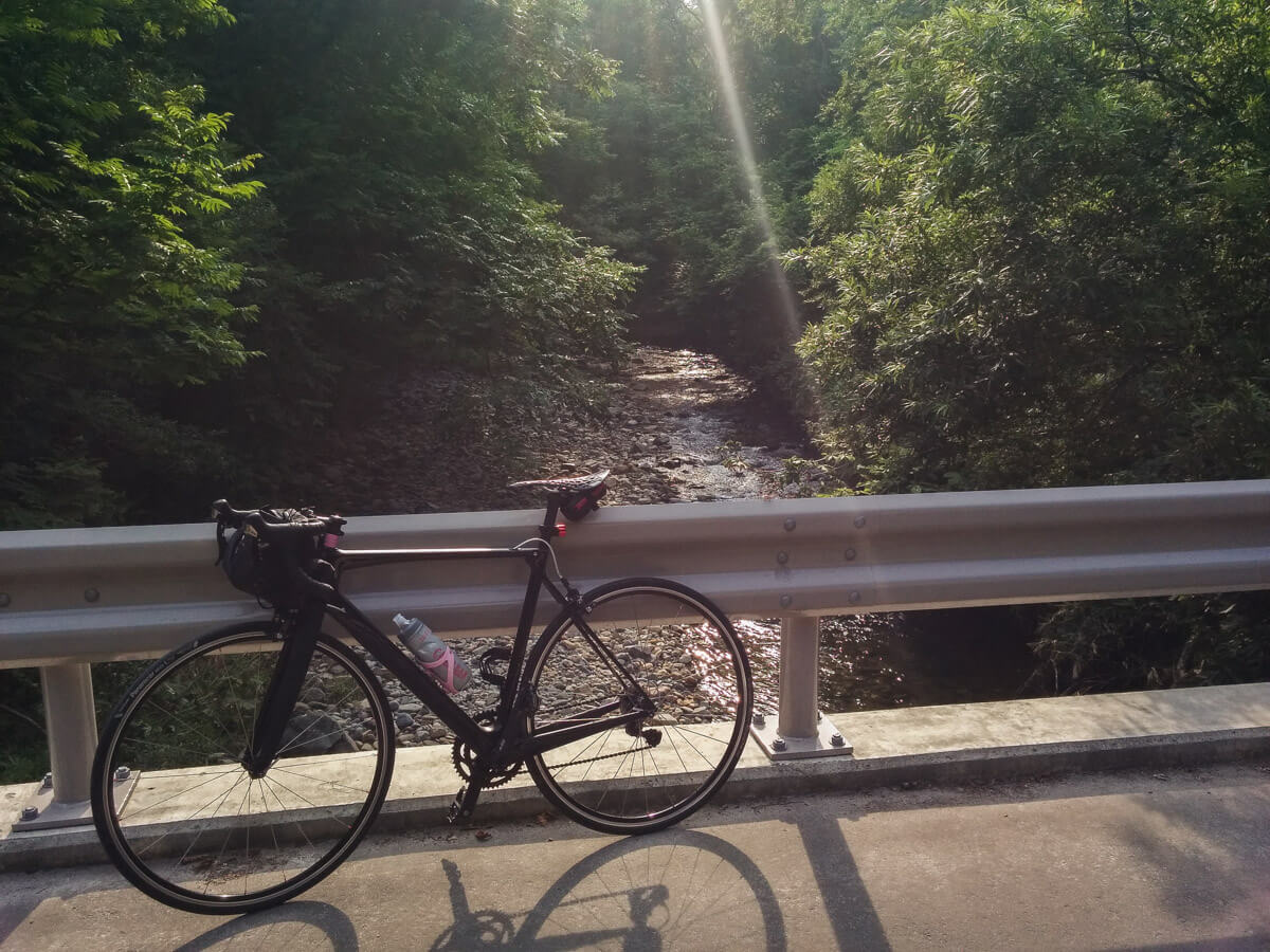 自転車と渓流