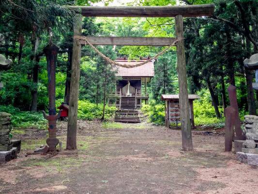 森の奥にある岩手山神社。厳格な雰囲気です。